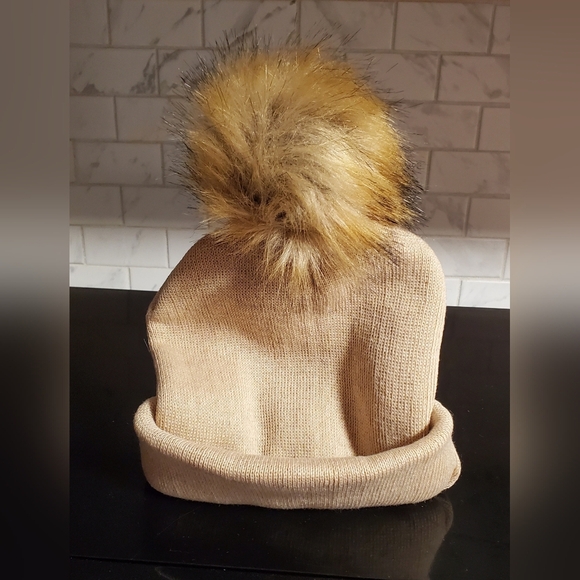@snapngopoms ~ Support a POSHER ~ 1 Cream Adult Hat w/Tan Changeable Pom - Picture 1 of 4
